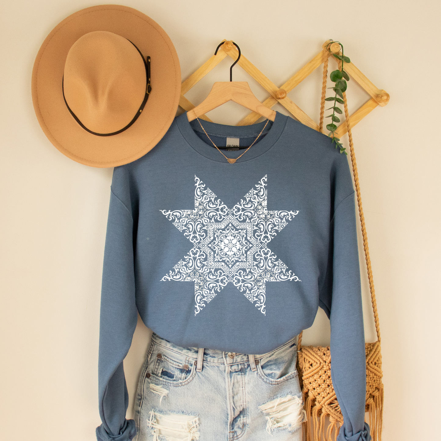 Modern Vintage Sawtooth Quilt Star Gildan Unisex Sweatshirt